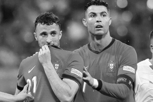 Ronaldo-lam-dieu-bat-ngo-voi-Diogo-Jota-1-min_11zon