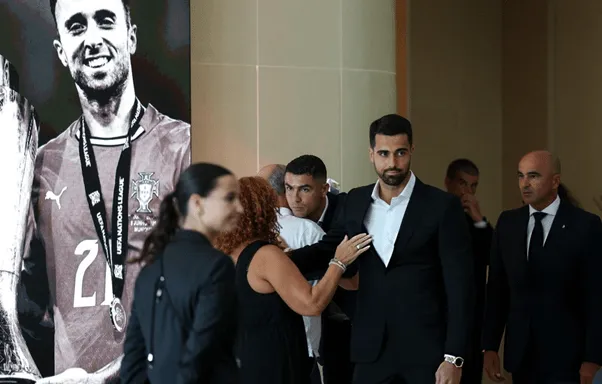 Ronaldo-lam-dieu-bat-ngo-voi-Diogo-Jota-2-min_11zon